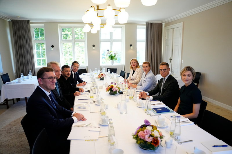 Toppmötet på Marienborg. Från vänster: Kristen Michal (Estland), Gitanas Nauseda (Litauen), Volodymyr Zelenskyj (Ukraina), Ulf Kristersson (Sverige), Evika Silina (Lettland), Mette Frederiksen (Danmark), Alexander Stubb (Finland), Kristrun Frostadottir (Island).