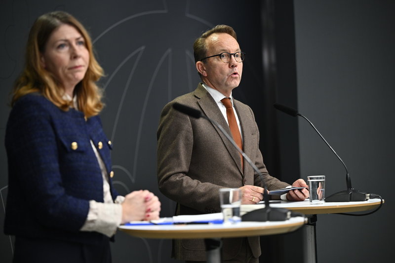 Sjukvårdsminister Elisabet Lann (KD) tillsammans med Socialstyrelsens generaldirektör Björn Eriksson under en pressträff om åtgärder för att korta vårdköerna.Foto: Anders Wiklund / TT / Kod 10040