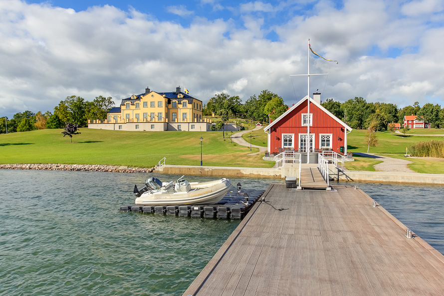 Gården är vackert belägen med egen strand. Gården är vackert belägen med egen strand.