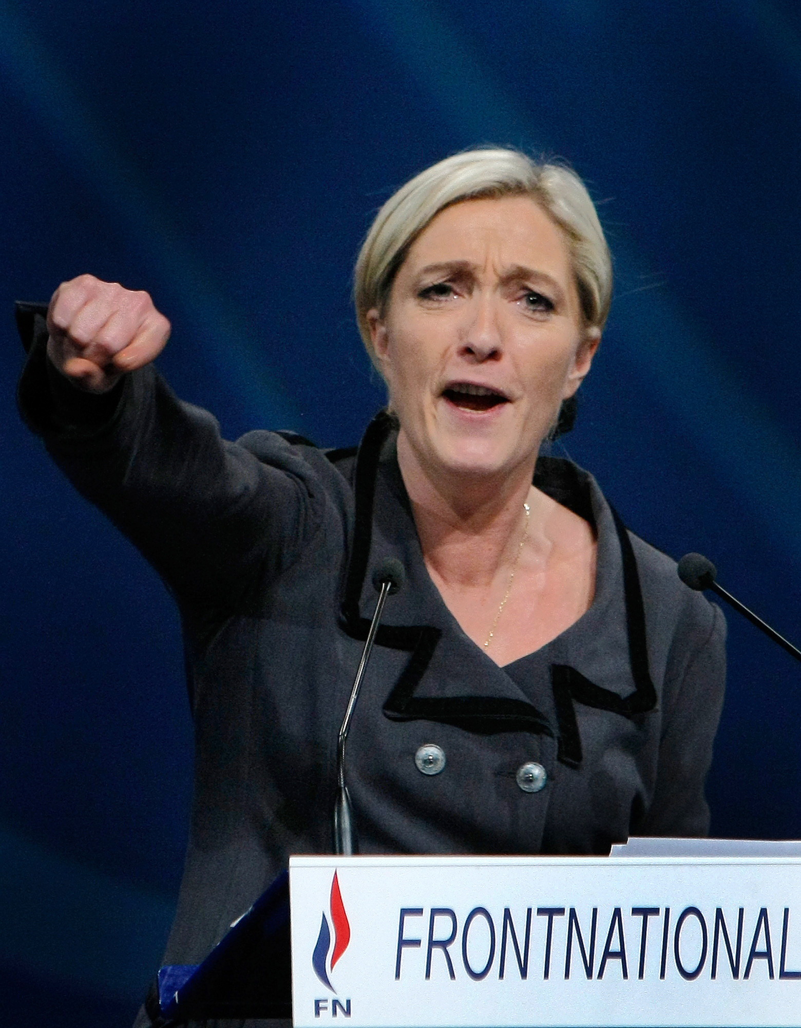 Marine Le Pen eldar på.