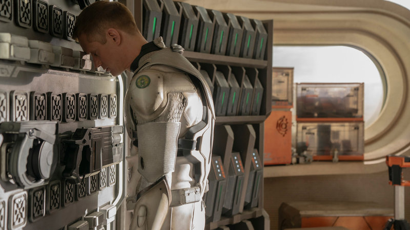 När Murderbot (Alexander Skarsgård) hackar sitt system får den också oändlig tillgång till galaxens alla såpoperor. Pressbild.