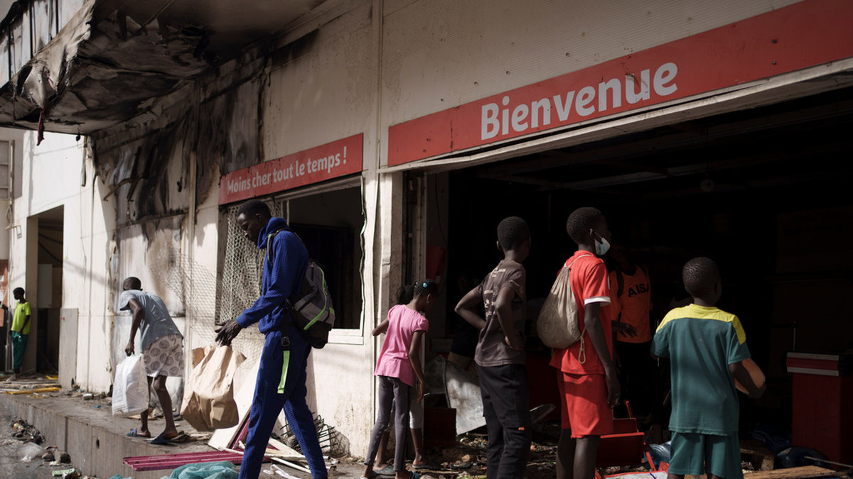 En förstörd mataffär i huvudstaden Dakar.