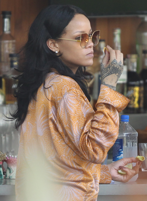 Rihanna käkar chips i Miami. Rihanna käkar chips i Miami.