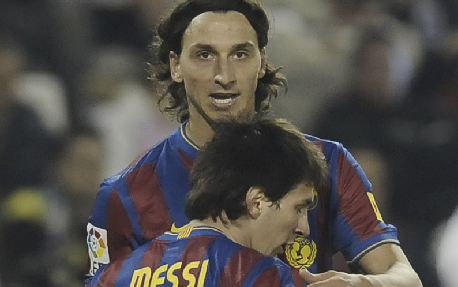 Lionel Messi kramas om av Zlatan Ibrahimovic efter argentinarens 3-0-mål.