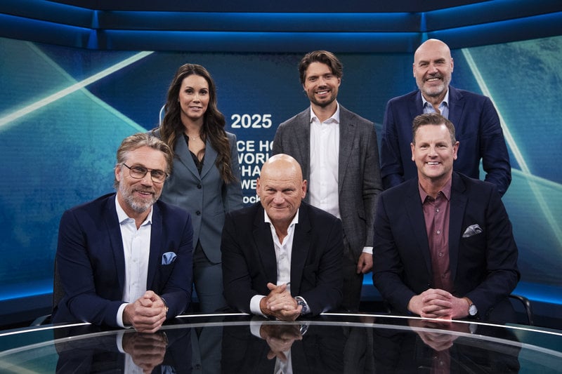 Viaplays uppställning av programledare, experter och kommentator i hockey-VM 2025. Valentina Lizana, Jacob Josefson, Niklas Holmgren, Peter Forsberg, Håkan Södergren och Niklas Jihde. Foto: Viktoria Bank/TT Viaplays uppställning av programledare, experter och kommentator i hockey-VM 2025. Valentina Lizana, Jacob Josefson, Niklas Holmgren, Peter Forsberg, Håkan Södergren och Niklas Jihde. Foto: Viktoria Bank/TT