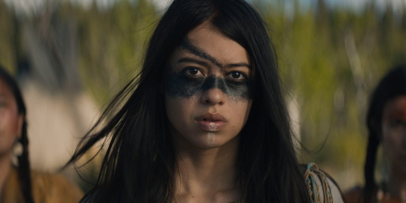 Amber Midthunder som Naru i 'Predator'-seriens nya installation 'Prey'. Pressbild.