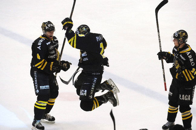 AIK blev den första nykomlingen på 25 år att ta sig till semifinal efter att de slog ut de svenska mästarna HV71 i fyra raka matcher. Här firar Johannes Salmonsson 1-1-målet. AIK blev den första nykomlingen på 25 år att ta sig till semifinal efter att de slog ut de svenska mästarna HV71 i fyra raka matcher. Här firar Johannes Salmonsson 1-1-målet.
