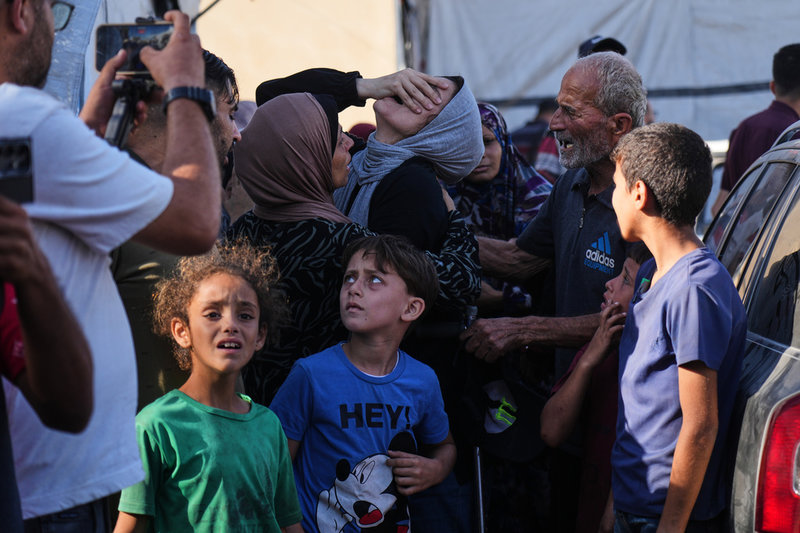 En kvinna sörjer sin make som dödats i en israelisk attack mot Dayr al-Balah i centrala Gazaremsan på onsdagen.