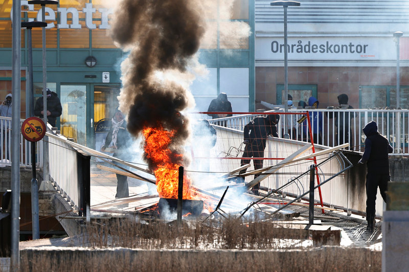 Personer har byggt en barrikad av brinnande bildäck, ett cykelställ och andra föremål i Navestad i Norrköping. Detta var den 17 april, upplopp ägde även rum den 14 april.