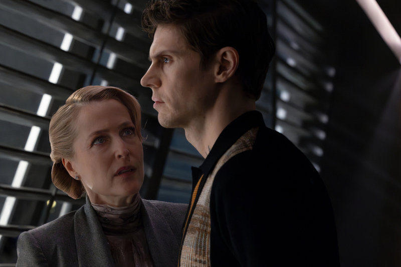 Gillian Anderson och Evan Peters i "Tron: Ares". 