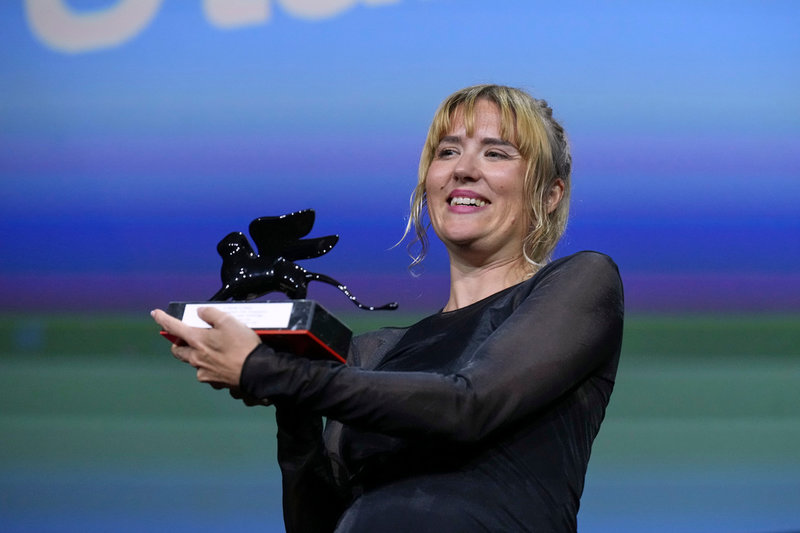 Lovisa Sirén tar emot priset för bästa kortfilm i sektionen Horizons. 