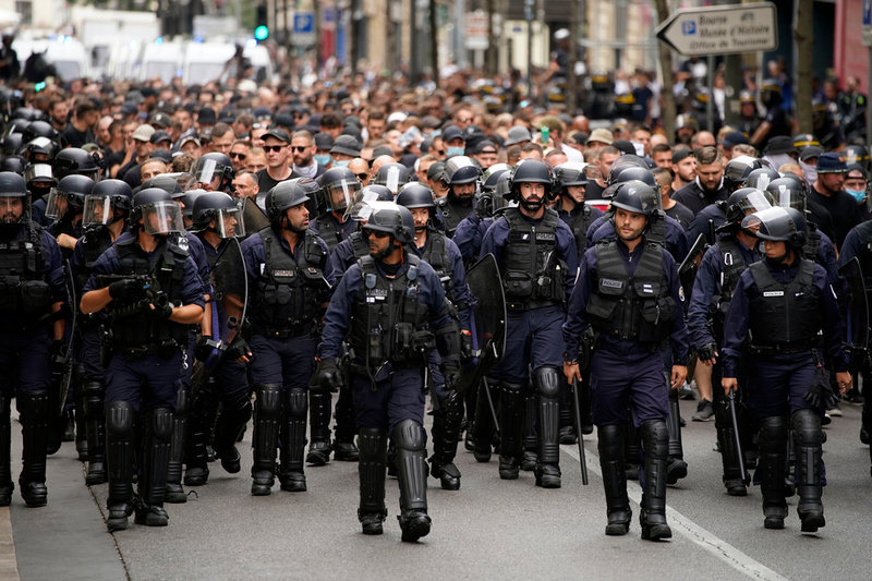 Fransk kravallpolis eskorterar Eintracht Frankfurts supportrar genom Marseille före tisdagens CL-match.