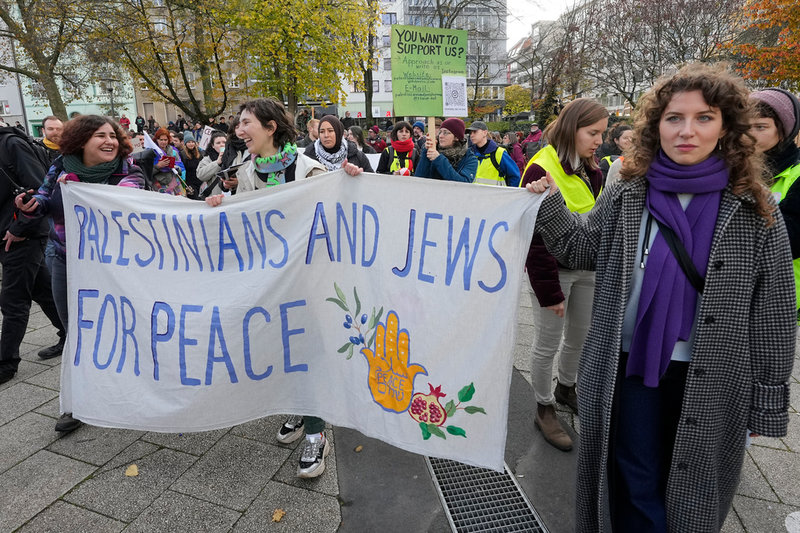 Neve Shalom/Wahat al-Salams idé om samexistens har spridit sig långt utanför regionen. Bilden visar en fredsdemonstration där såväl muslimer som judar deltog i Köln i Tyskland i november.