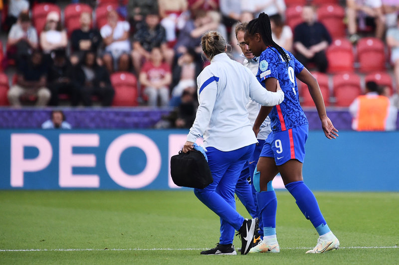 Franska stjärnan Marie-Antoinette Katoto skakade knäet och missade resten av mästerskapet.