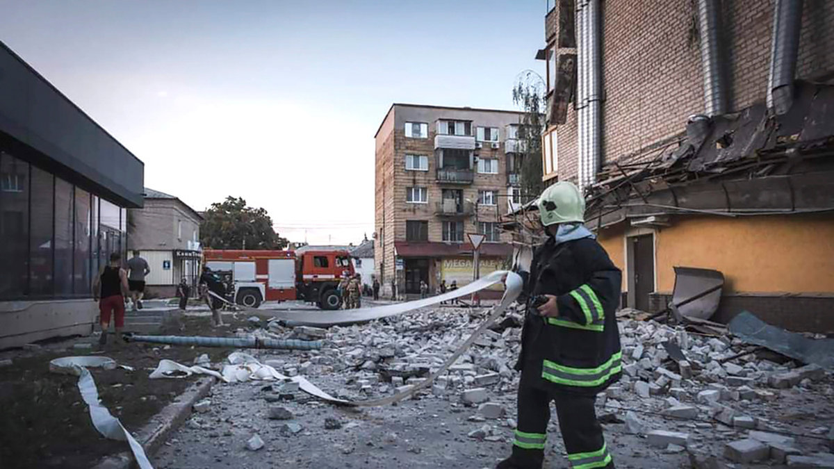 Räddningsarbetare vid platsen i den ukrainska staden Pokrovsk där en rysk attack i måndags bland annat träffade ett bostadshus.