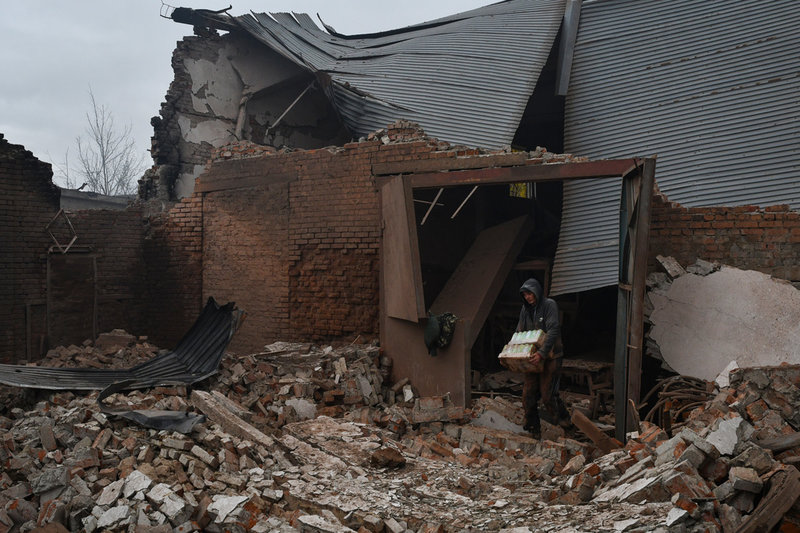 En invånare i Kramatorsk letar efter saker som klarat sig oskadda efter ryska bombningar under natten till torsdag.