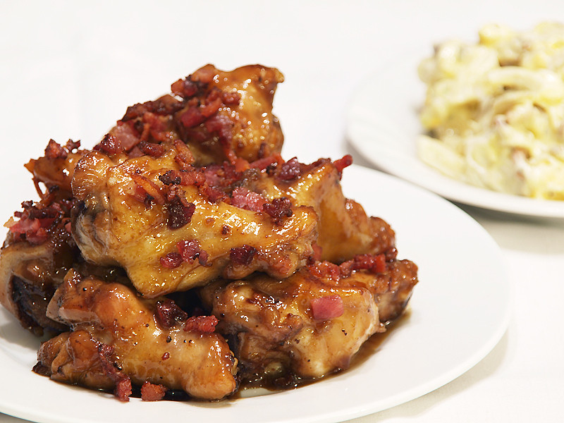 Kycklingvingar toppade med lönnsirap och BACON. Kycklingvingar toppade med lönnsirap och BACON.