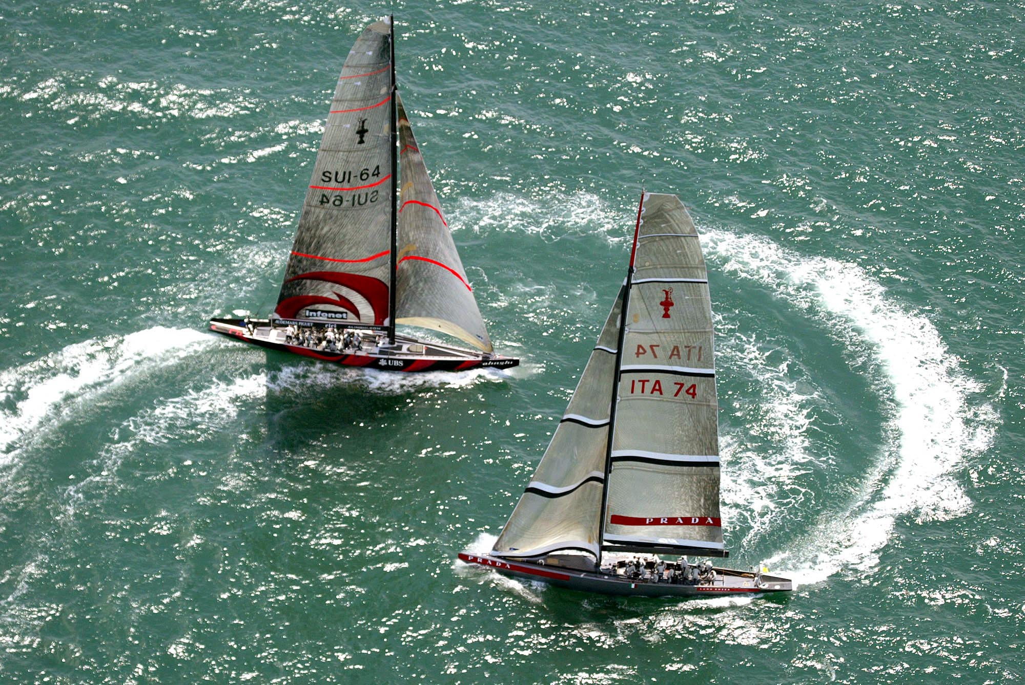 Pirates of the Caribbean? Nej, det är bara seglartävlingen Volvo Ocean Race utanför staden Auckland. Pirates of the Caribbean? Nej, det är bara seglartävlingen Volvo Ocean Race utanför staden Auckland.