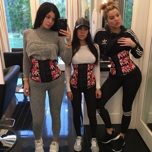 Kylie, Kourtney och Khloe övar med sina midjetränare. Kylie, Kourtney och Khloe övar med sina midjetränare.
