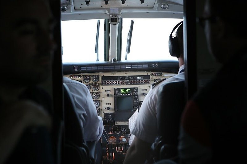 Två piloter i cockpit. Två piloter i cockpit.