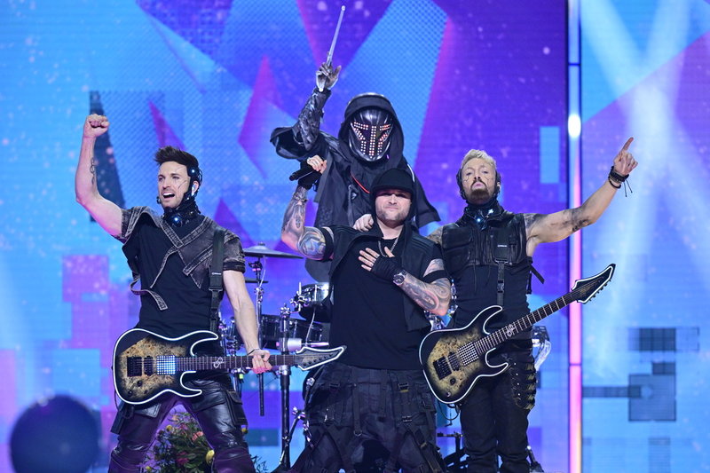 Smash Into Pieces jublar.