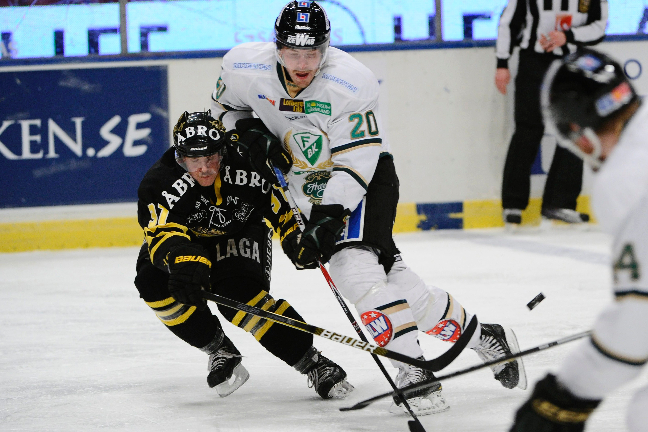 Det var en tuff match. Framförallt i början av första perioden var det grinigt och det small mycket. Det var en tuff match. Framförallt i början av första perioden var det grinigt och det small mycket.