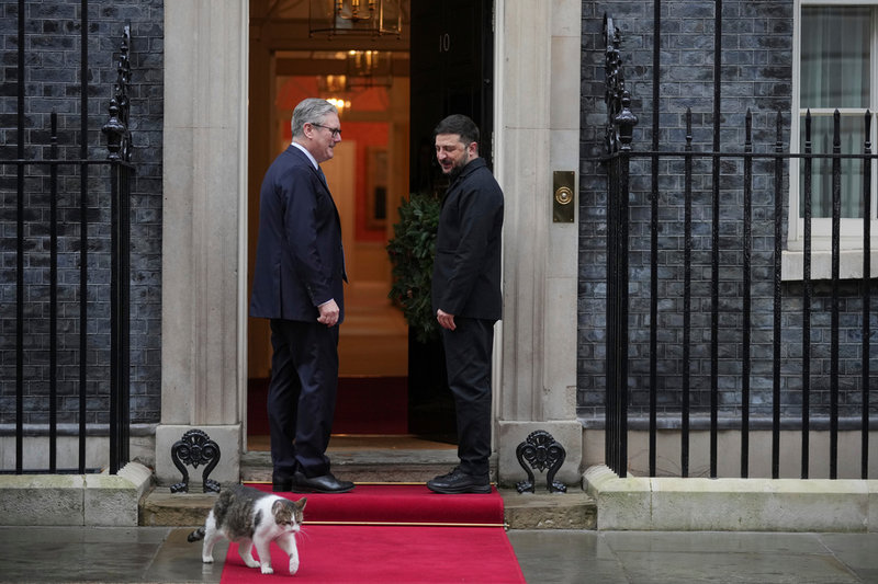 Keir Starmer välkomnade Volodymyr Zelenskyj till 10 Downing Street tillsammans med residensets katt Larry.