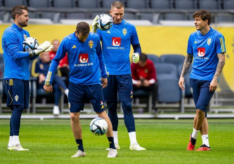Det var då. Robin Olsen och Victor Nilsson Lindelöf tillsammans i landslaget. Arkivbild.