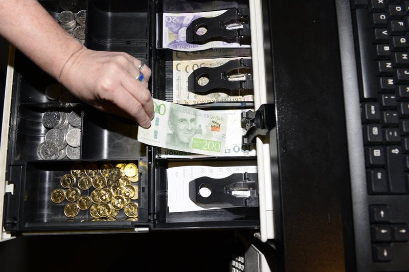 80 procent av svenskarna vill ha kvar kontanter i framtiden. Foto: Pontus Lundahl/TT 80 procent av svenskarna vill ha kvar kontanter i framtiden. Foto: Pontus Lundahl/TT