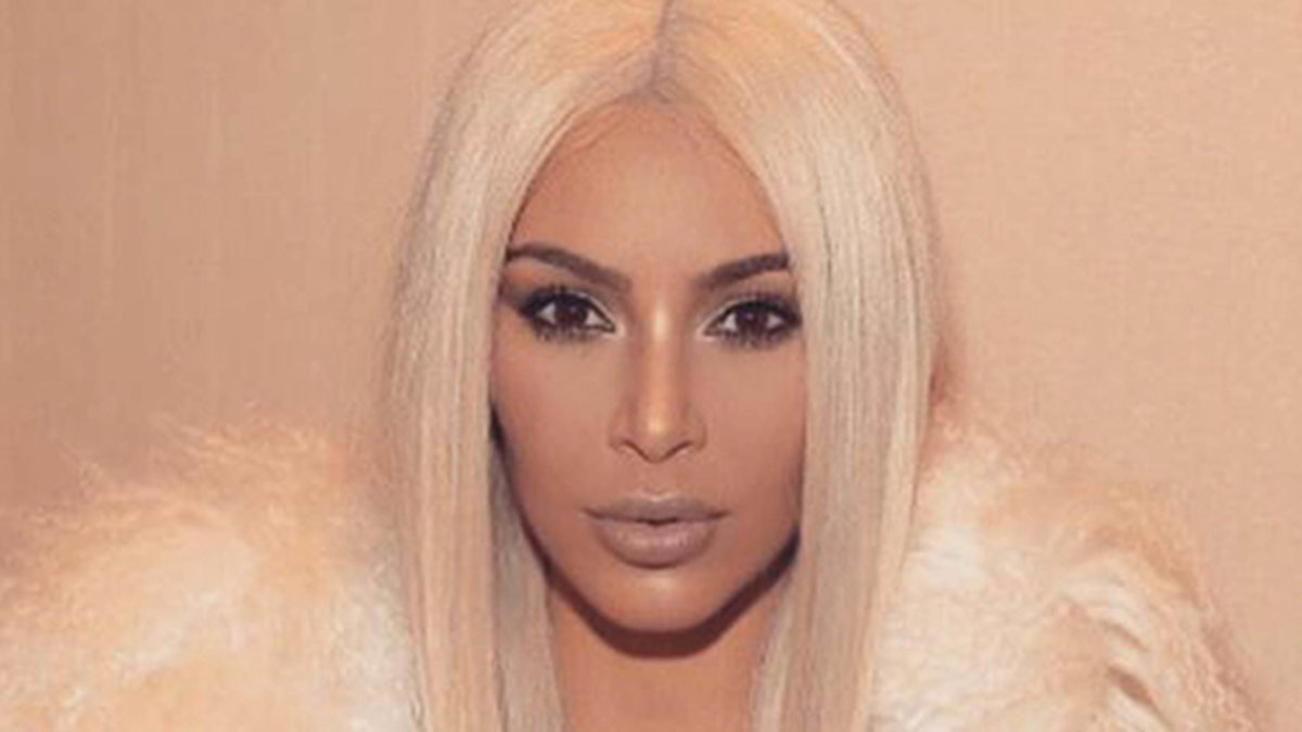 Kim Kardashian i blond peruk.