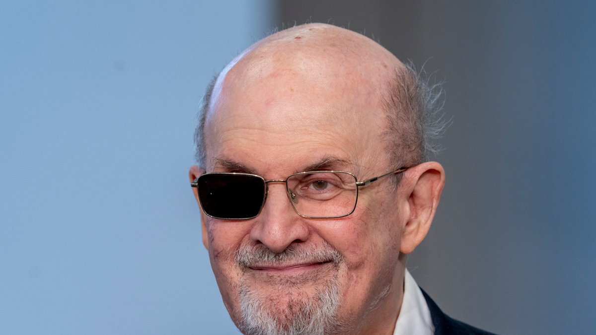 Salman Rushdie kommer att fortsätta uppträdda offentligt men planerar att vara mer försiktig. Arkivbild.