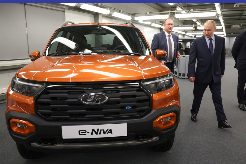 Läge att byta till eldrift? Här tar president Vladimir Putin en titt på Ladas kommande batteridrivna modell E-Niva. Bild från i januari.