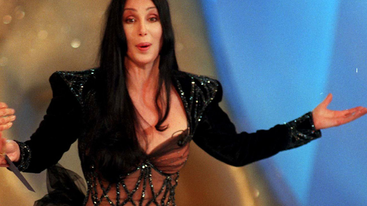 Sångerskan Cher ryktades ha opererat bort ett par revben för att se smalare ut. Cher bad en brittisk plastikkirurg att undersöka hennes krop – allt för att kunna döda ryktet. Cher sa att om ryktet hade stämt så skulle det vara "synliga ärr överallt". 
