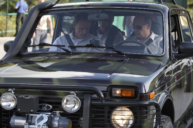 Sibirien på sommaren. Vladimir kör Ladas nya offroad-maskin, han korsar det öde landskapet. Sibirien på sommaren. Vladimir kör Ladas nya offroad-maskin, han korsar det öde landskapet.
