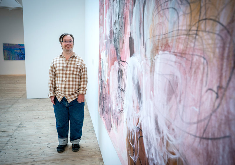 Konstnären Mattias Johansson framför ett av sina verk i utställningen "Speaking volumes" på Malmö konsthall. Verket är utlånat från Ronneby konsthall.