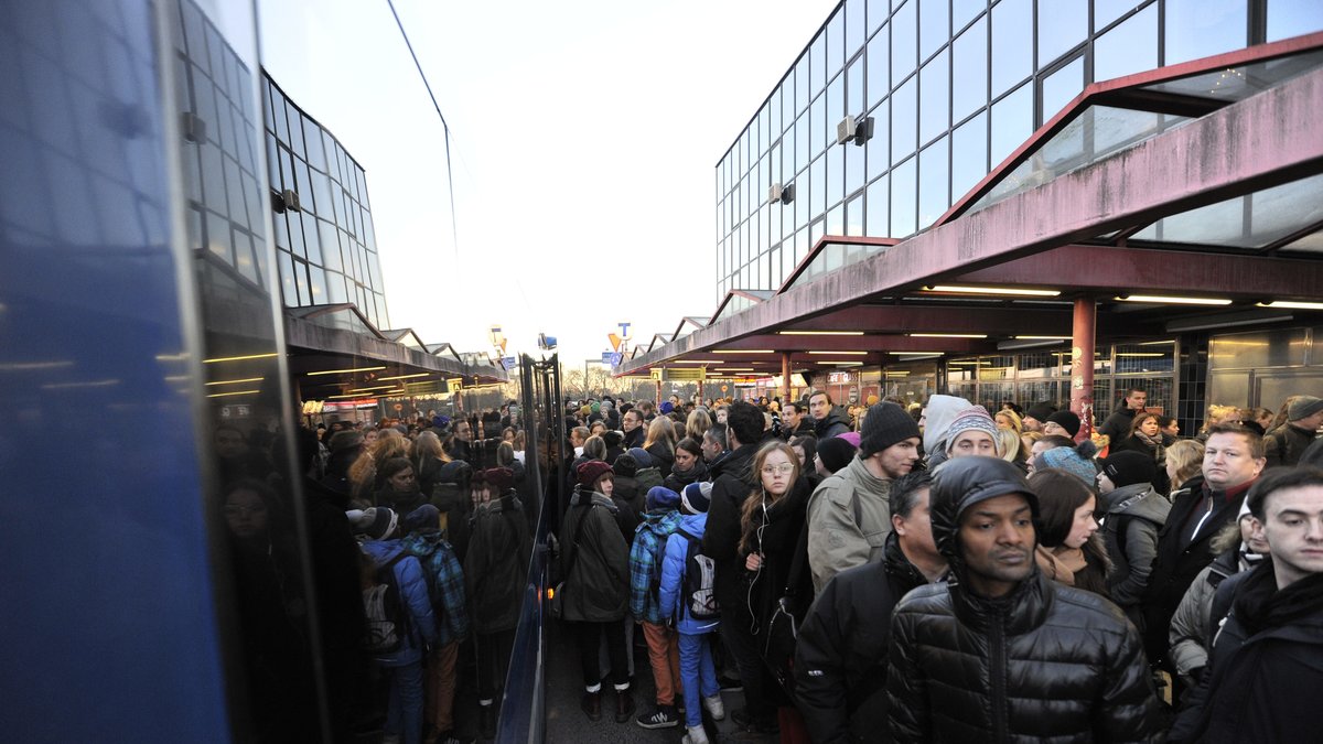 Folkmassa väntar på bussar i Stockholm.