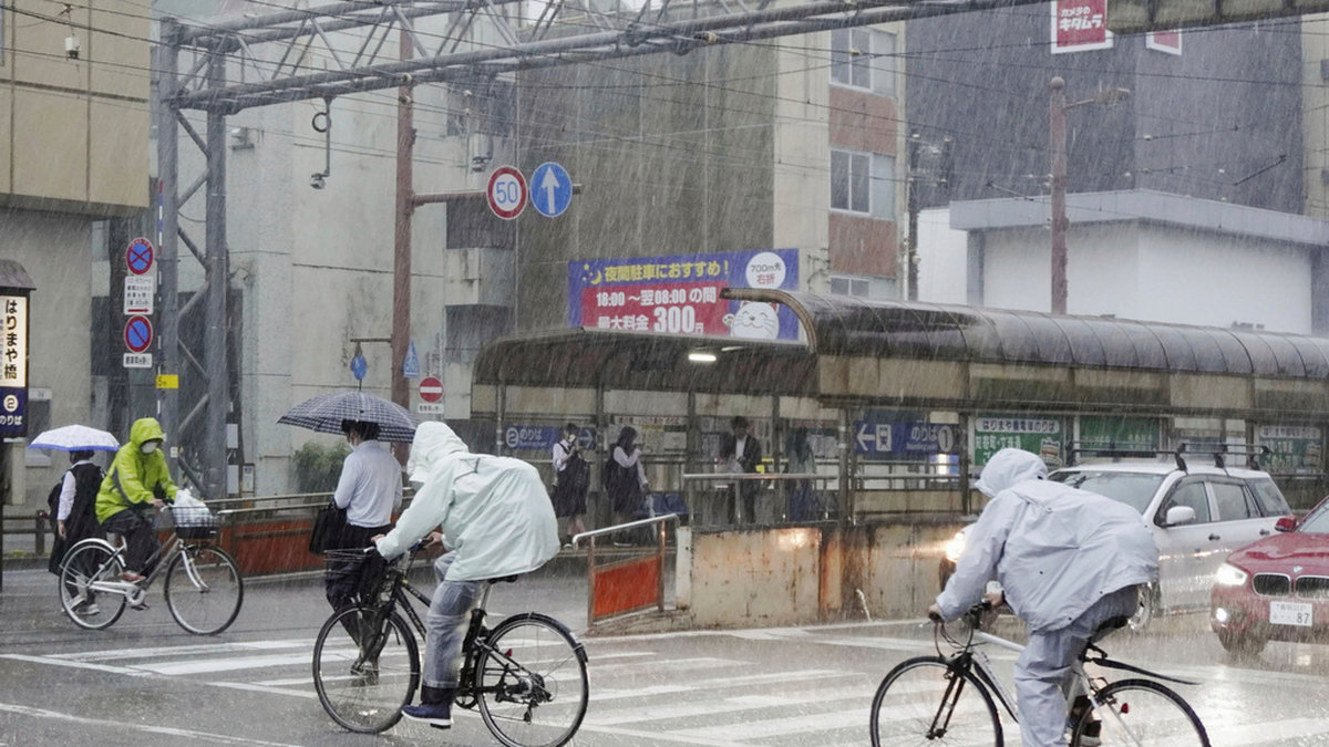 Den tropiska stormen Mawar har fört med sig ett kraftigt regn över Japan. Bilden är från staden Kochi i landets södra delar.
