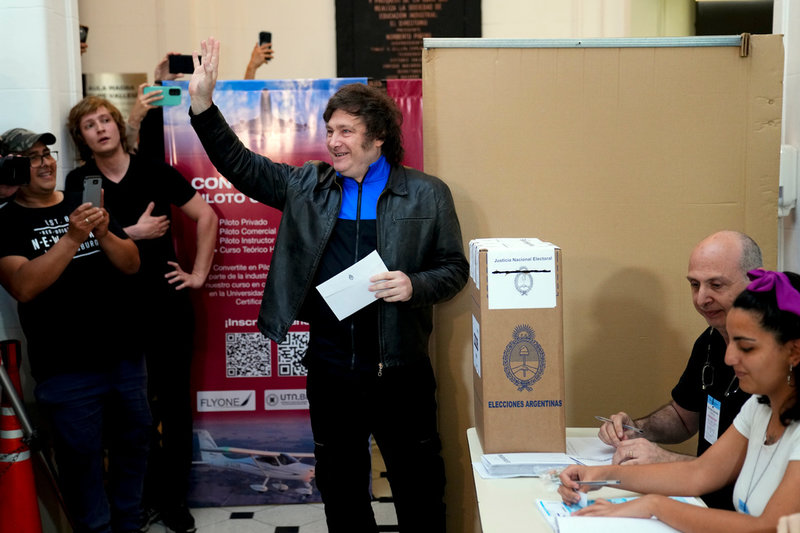 Den ultraliberale presidentkandidaten Javier Milei lägger sin röst i en vallokal Argentinas huvudstad Buenos Aires.