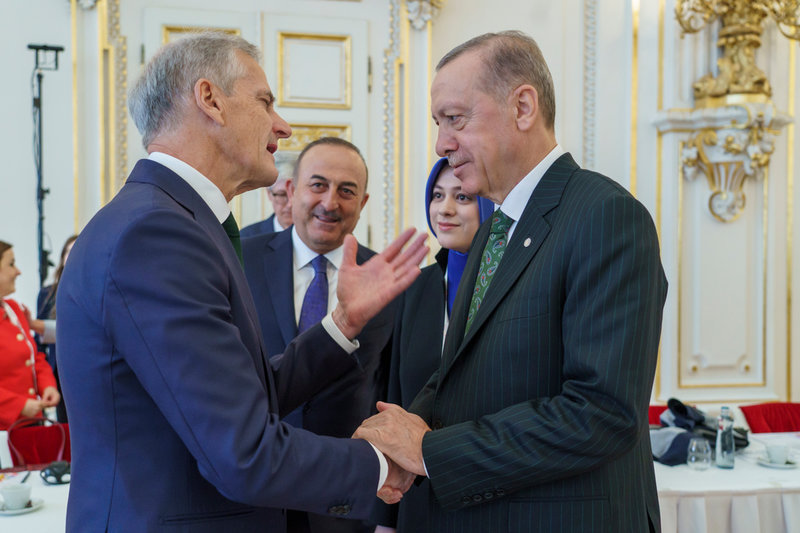 Norges statsminister Jonas Gahr Støre skakar hand med Turkiets president Recep Tayyip Erdogan vid toppmötet i Prag.