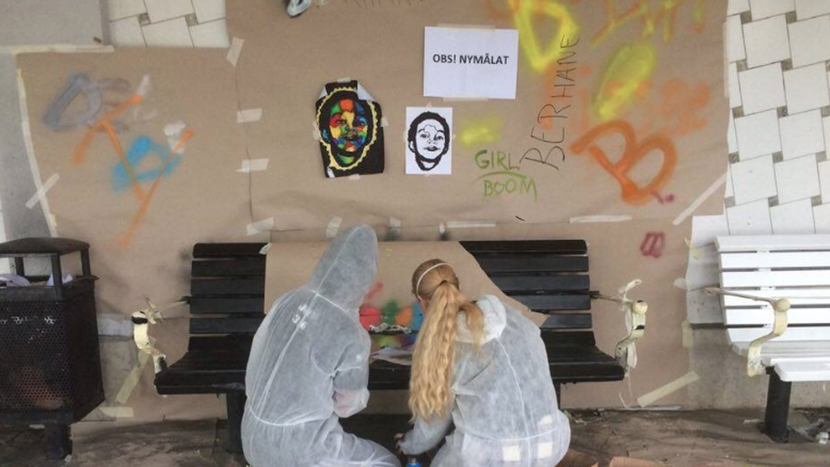 Ungdomar fortsätter att måla bänkarna i centrum trots det som har hänt.
