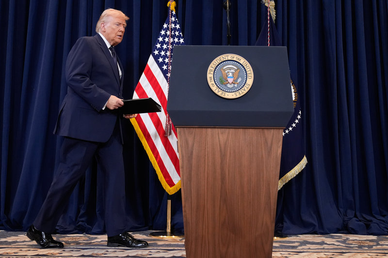 USA:s president Donald Trump mötte medier i Florida på måndagen.