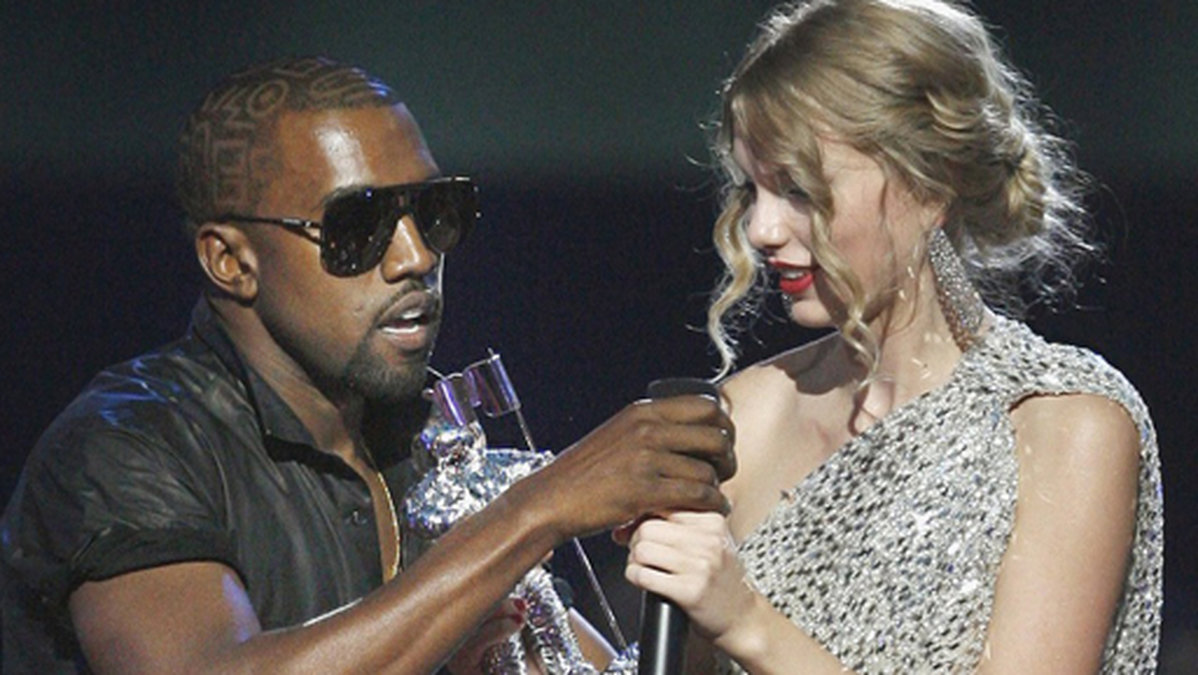 Osams. Kanye West stormar scenen mitt under Taylor Swifts tacktal på MTV:s VMA-gala 2009. 