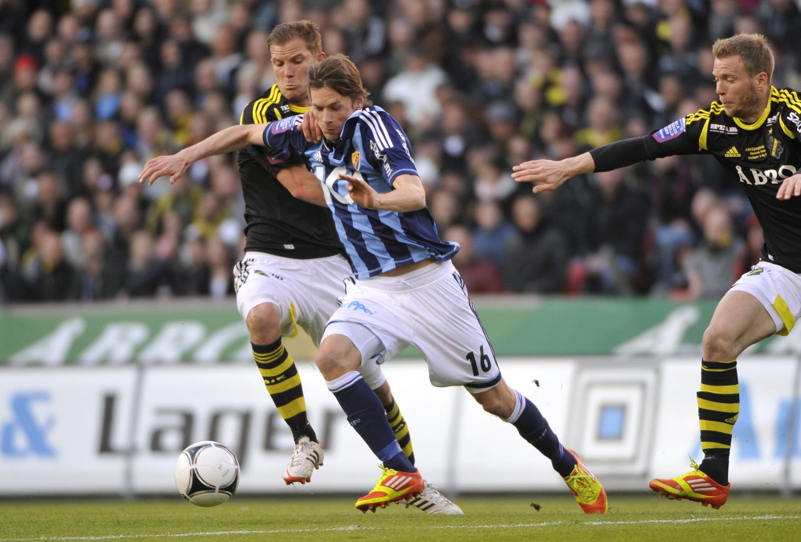 DIF:s Kasper Hämäläinen tar sig förbi AIK:s Robert Åhman Persson. DIF:s Kasper Hämäläinen tar sig förbi AIK:s Robert Åhman Persson.