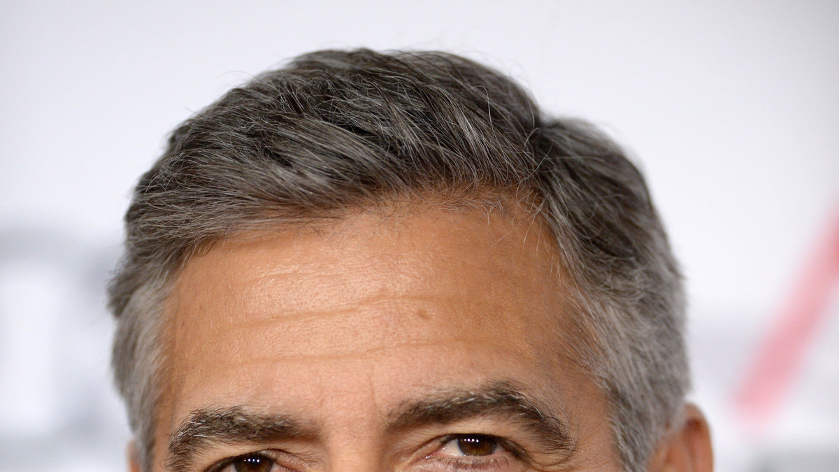 Då frun sägs vara helt besatt i Clooney kände de att det skulle vara en perfekt födelsedagspresent att få ligga med honom. 