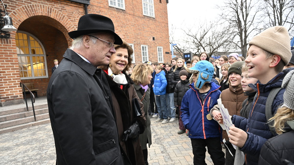 50 år har han suttit på tronen – kung Carl Gustaf. Nu inleds hans Sverigeresa för att fira. Vid Nyköpings centralstation möttes kungaparet av skolbarn.