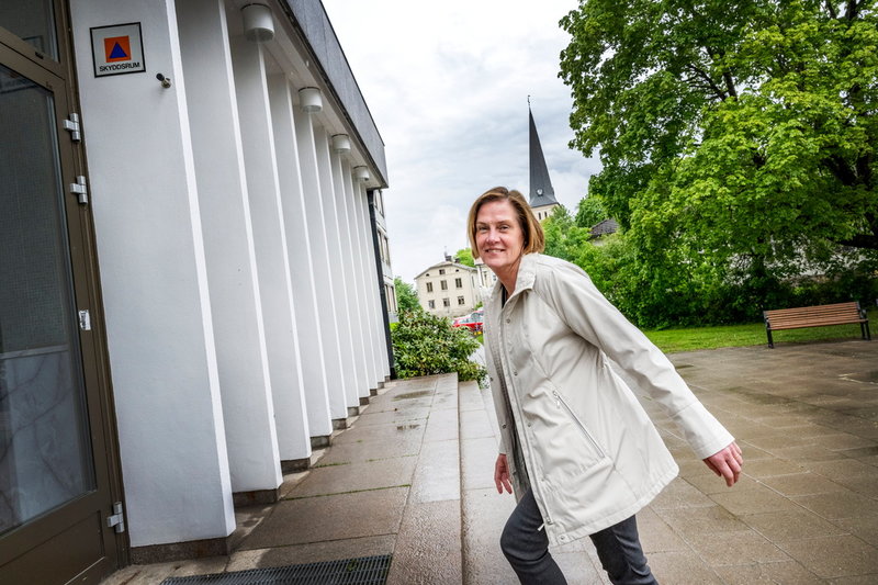 Skolchef Ingrid Nord hastar mellan mötena i kommunhuset. Men hon har också ryckt in vid något tillfälle och undervisat de ukrainska eleverna, som ju finns i samma hus.