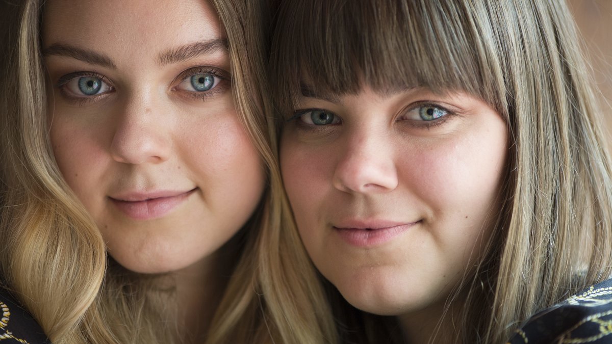 Några av de första att gratulera var systrarna Johanna Söderberg och Klara Söderberg i duon First Aid Kit.
