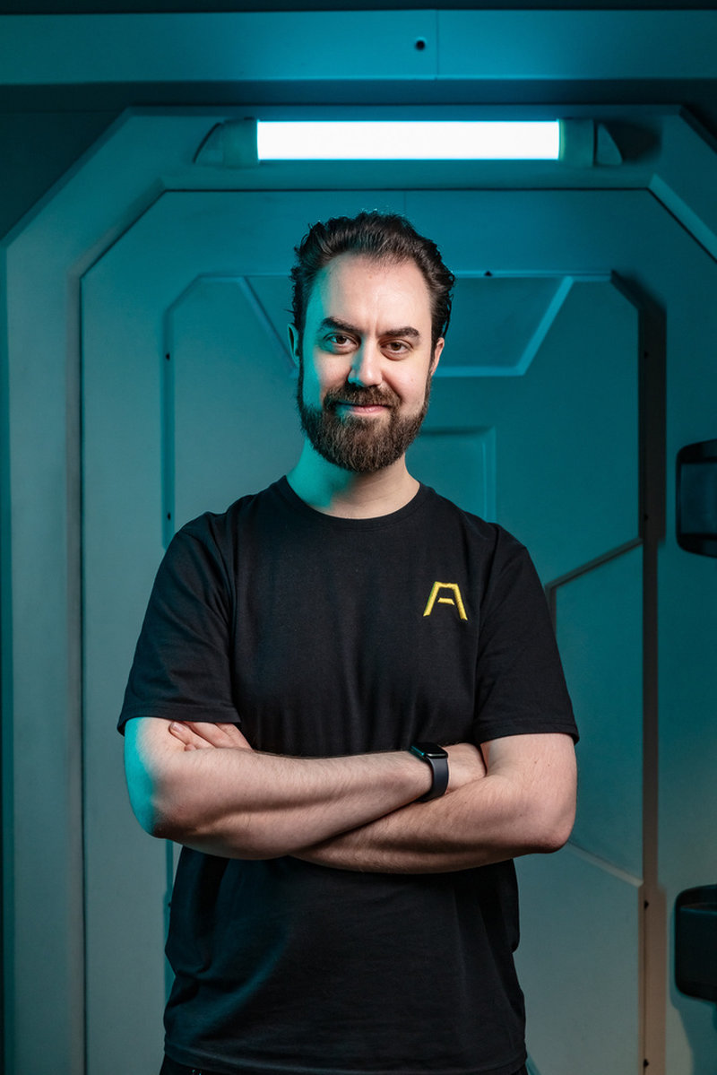 Gregory Louden, regissör för "Saros", berättar att man velat utforska teman kring så kallad kosmisk skräck. Utvecklarna har bland annat tagit inspiration från Robert W Chambers novellsamling "Kungen i gult" från 1895.