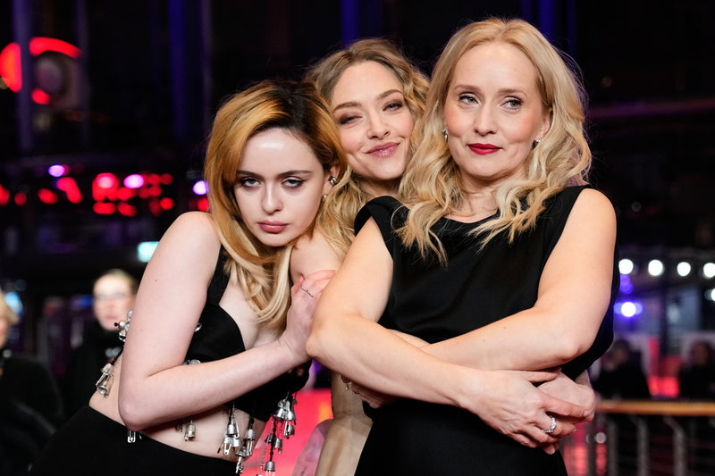 Viola Prettejohn, Amanda Seyfried och regissören Mona Fastvold på filmfestivalen i Berlin där "The testament of Ann Lee" också visades. 