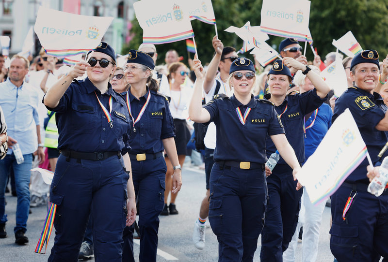 Poliser i Prideparaden.